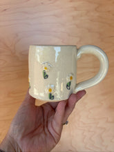 Load image into Gallery viewer, Daisy Mug
